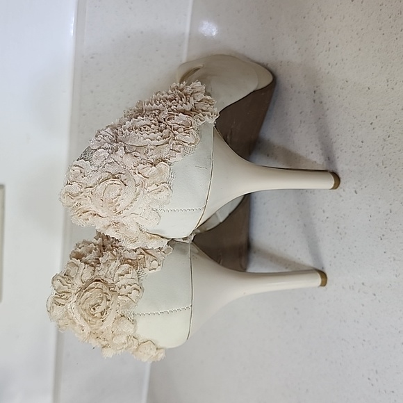 Anne Michele women's open toe shoes Size 7 1/2 with floral lace. - Picture 8 of 13